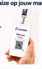 Een persoonlijke medewerkersbadge met QR-code aan een koordje