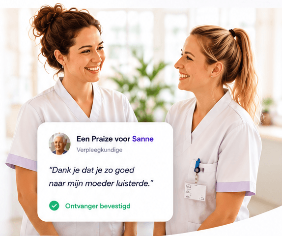 Twee glimlachende zorgmedewerkers tijdens een warm moment